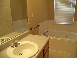 Single Family Home in Powell, TN (Photo 4 of 4)