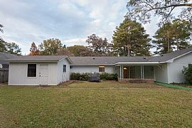 A Quiet Location Convenient Northeast Jackson Neighborhood in Jackson, MS (Photo 2 of 11)