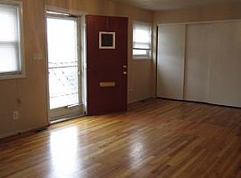  152 W Goodman Dr, Fairborn, Oh 45324 2 Beds 1 Bath 925 Sqft in Fairborn, OH (Photo 2 of 4)