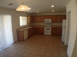 4 Bed, 2.5 Bath, 2675 Sqft, $900 in Avondale, AZ (Photo 3 of 12)