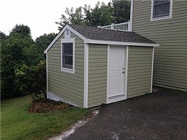 4 Bedrooms 3 Full Bathrooms in Middletown, RI (Photo 2 of 5)