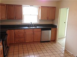 4 Bedrooms 3 Full Bathrooms in Middletown, RI (Photo 3 of 5)