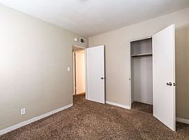  915 43rd Ave, Rock Island, Il 61201 2 Beds 1 Bath 732 Sqft in Rock Island, IL (Photo 4 of 6)