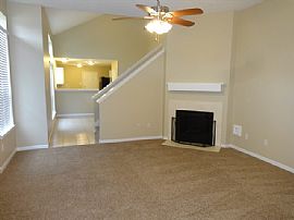 Single Family Home For Rent in Houston, TX (Photo 2 of 8)