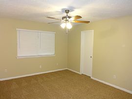 Single Family Home For Rent in Houston, TX (Photo 4 of 8)