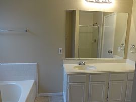 Single Family Home For Rent in Houston, TX (Photo 5 of 8)