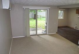  18920 Ne Glisan St, Portland, Or 97230 2 Beds 1 Bath 739 Sqft in Portland, OR (Photo 3 of 6)