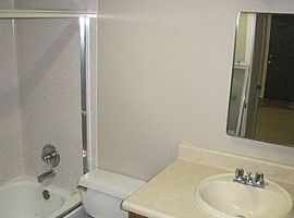  18920 Ne Glisan St, Portland, Or 97230 2 Beds 1 Bath 739 Sqft in Portland, OR (Photo 6 of 6)