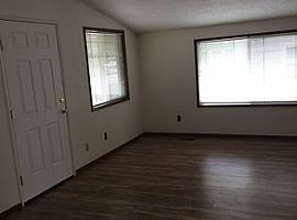  6524 Se 87th Ave, Portland, Or 97266 3 Beds 1 Bath 870 Sqft in Portland, OR (Photo 2 of 6)