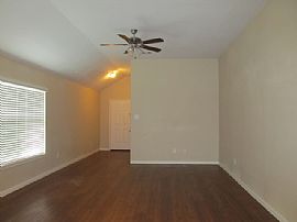 Single Family Home For Rent in Houston, TX (Photo 2 of 8)