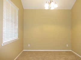 Single Family Home For Rent in Conroe, TX (Photo 2 of 7)