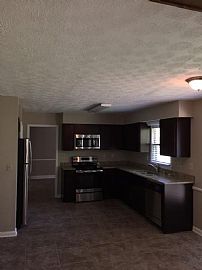 Lovely 4 Beds 2.5 Baths in Louisville, KY (Photo 3 of 12)