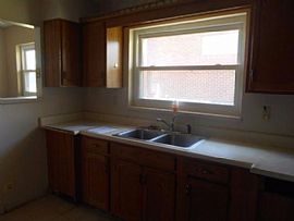  524 East Dr, Dayton, Oh 45419 2 Beds 1 Bath 840 Sqft in Dayton, OH (Photo 2 of 3)