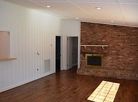  21 Essex Ct, Greenville, Sc 29609 3 Beds 2 Baths 1,378 Sqft in Greenville, SC (Photo 3 of 7)