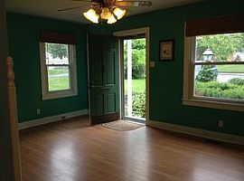  809 Nutwood St, Bowling Green, Ky 42103 2 Beds 1 Bath 800 Sqft in Bowling Green, KY (Photo 2 of 5)