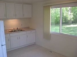  5 Metroview Ct, Ann Arbor, Mi 48108 3 Beds 1 Bath 864 Sqft in Ann Arbor, MI (Photo 7 of 8)