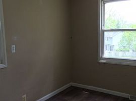  1040 Oregon Blvd, Waterford, Mi 48327 2 Beds 1 Bath 902 Sqft in Waterford, MI (Photo 2 of 6)