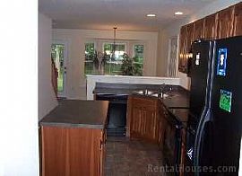 Immaculately 3bedrms 2baths/2car Attached Garage with Garage Do in Amelia, OH (Photo 2 of 10)