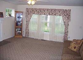 Immaculately 3bedrms 2baths/2car Attached Garage with Garage Do in Amelia, OH (Photo 4 of 10)