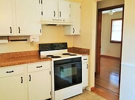  1806 Westmoorland Way, Lyndon, Ky 40242 3 Beds 1 Bath 1,075 Sq in Lyndon, KY (Photo 7 of 8)