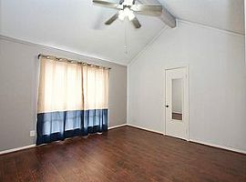2 Beds 2 Baths in Houston, TX (Photo 3 of 4)