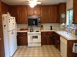 Cozy Three Bedroom with Extra Storage, Big Walking Closet in Menlo Park, CA (Photo 5 of 8)