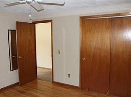 14 Madison St, Warwick, Ri 02888 2 Beds 1 Bath 768 Sqft in Warwick, RI (Photo 4 of 8)