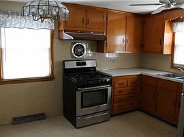 14 Madison St, Warwick, Ri 02888 2 Beds 1 Bath 768 Sqft in Warwick, RI (Photo 5 of 8)