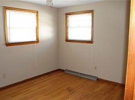 14 Madison St, Warwick, Ri 02888 2 Beds 1 Bath 768 Sqft in Warwick, RI (Photo 6 of 8)