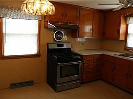 14 Madison St, Warwick, Ri 02888 2 Beds 1 Bath 768 Sqft in Warwick, RI (Photo 7 of 8)