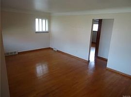 35247 Weideman St, Clinton Township, Mi 48035 3 Beds 1.5 Baths in Clinton Township, MI (Photo 3 of 9)