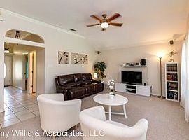 3 Beds 2 Baths in Corpus Christi, TX (Photo 2 of 4)