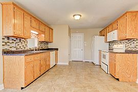 3492 Sandpiper Dr, Clarksville, Tn 37042 3 Beds 2 Baths 1,555 S in Clarksville, TN (Photo 7 of 11)