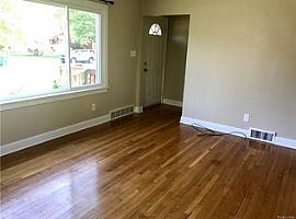 29809 Windsor St, Garden City, Mi 48135 3 Beds 1 Bath 989 Sqft in Garden City, MI (Photo 5 of 7)