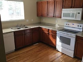 Single Family Home For Rent in Aurora, CO (Photo 3 of 8)