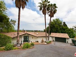 3 Beds 2.5 Baths Home in Tarzana, CA