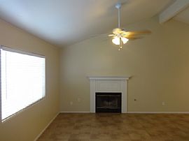 Single Family Home For Rent in Bakersfield, CA (Photo 2 of 5)