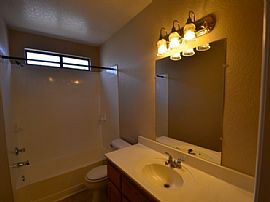 Single Family Home For Rent in Sun City, CA (Photo 4 of 6)