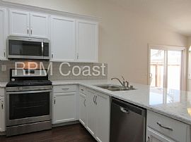 Single Family Home For Rent in Irvine, CA (Photo 2 of 8)