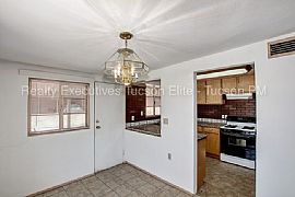 Single Family Home For Rent in Tucson, AZ (Photo 2 of 11)