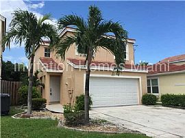 Single Family Home For Rent in Margate, FL