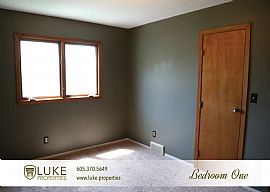 809 S Kennedy- Single Family Home For Rent in Sioux Falls, SD (Photo 4 of 12)