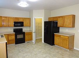 Single Family Home For Rent in Thornton, CO (Photo 3 of 8)