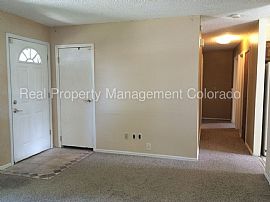 Single Family Home For Rent in Aurora, CO (Photo 2 of 10)