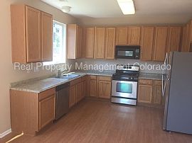 Single Family Home For Rent in Commerce City, CO (Photo 3 of 5)