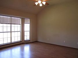 4 Beds 2 Baths 1,900 Sqftv in Oklahoma City, OK (Photo 7 of 11)