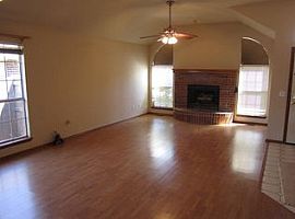 4 Beds 2 Baths 1,900 Sqftv in Oklahoma City, OK (Photo 9 of 11)