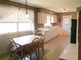  211 Pinon Dr, Kingsport, Tn 37663 4 Beds 2.5 Baths 2,900 Sqft in Kingsport, TN (Photo 2 of 8)