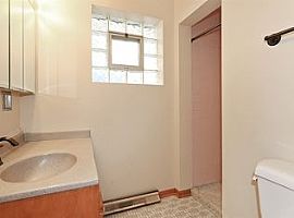3 Beds 2 Baths 1,050 Sqft For Rent. in Chicago, IL (Photo 5 of 9)