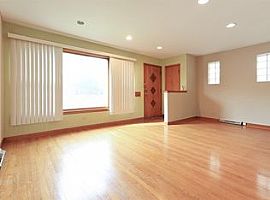 3 Beds 2 Baths 1,050 Sqft For Rent. in Chicago, IL (Photo 8 of 9)